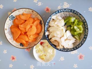 胡萝卜炒杏鲍菇的做法步骤：2