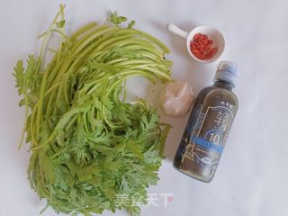 凉拌茼蒿的做法步骤：1