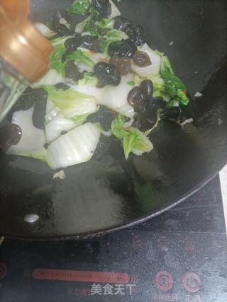 木耳炒白菜的做法步骤：9