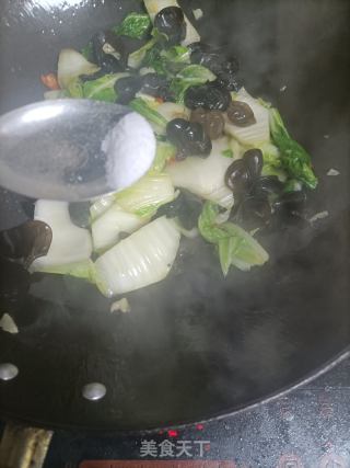 木耳炒白菜的做法步骤：8