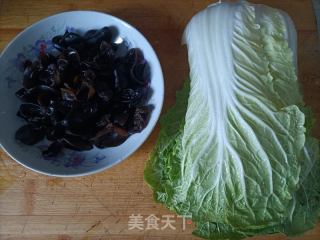 木耳炒白菜的做法步骤：1
