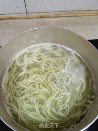 肥肠菠菜面的做法步骤：2