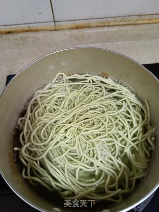肥肠菠菜面的做法步骤：1
