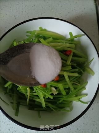炝拌芹菜的做法步骤：6