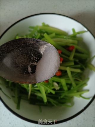 炝拌芹菜的做法步骤：5