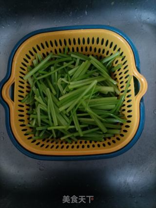 炝拌芹菜的做法步骤：3