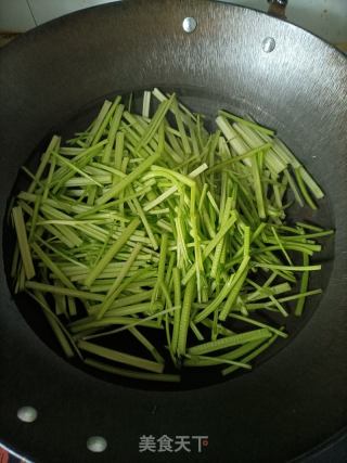 炝拌芹菜的做法步骤：2