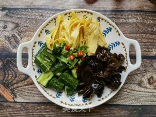 黄瓜木耳拌豆腐皮的做法步骤：7