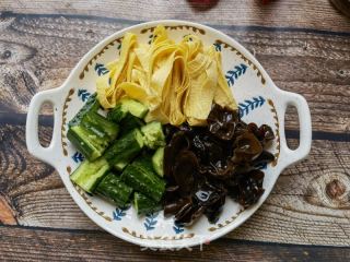 黄瓜木耳拌豆腐皮的做法步骤：6