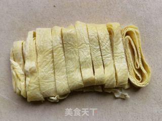 黄瓜木耳拌豆腐皮的做法步骤：2