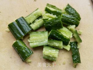 黄瓜木耳拌豆腐皮的做法步骤：1