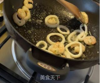 海鲜蘑菇披萨的做法步骤：5