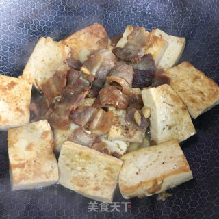 五花肉烧豆腐的做法步骤：9