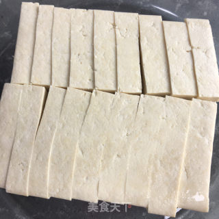 五花肉烧豆腐的做法步骤：2