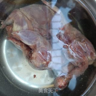 虫草花薏米炖鹌鹑的做法步骤：1
