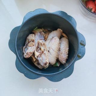 苹果醋焖鸡翅的做法步骤：1