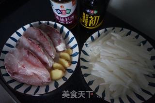 萝卜丝炖鱼的做法步骤：1