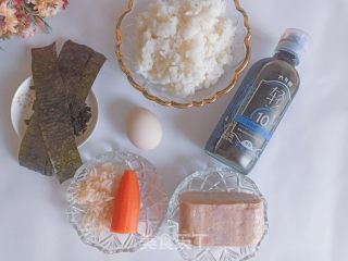 午餐肉饭团的做法步骤：1