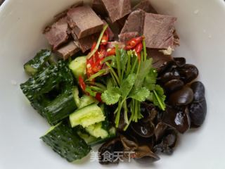 黄瓜木耳拌驴肉的做法步骤：6