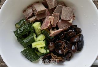黄瓜木耳拌驴肉的做法步骤：5