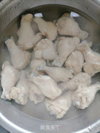 红烧鸡翅根的做法步骤：2