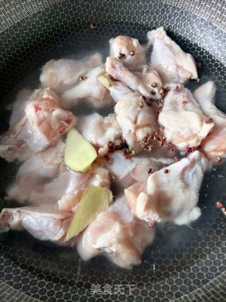 红烧鸡翅根的做法步骤：1