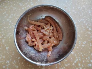 胡萝卜包菜肉丝炒年糕的做法步骤：1