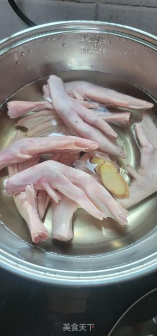 卤鸭掌的做法步骤：2
