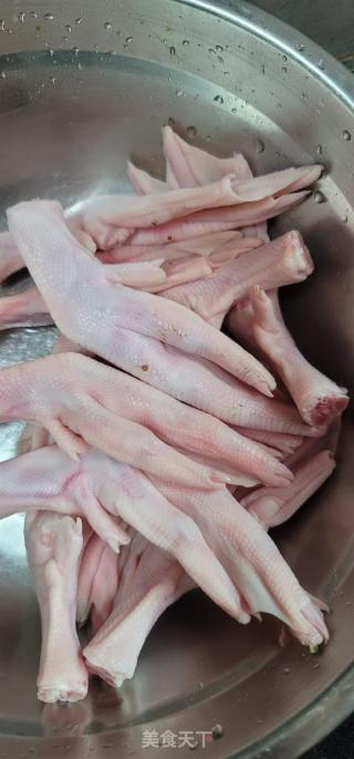 卤鸭掌的做法步骤：1