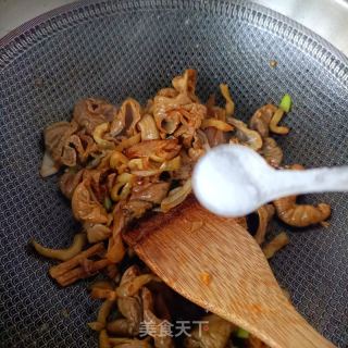 红油榨菜炒大肠的做法步骤：9