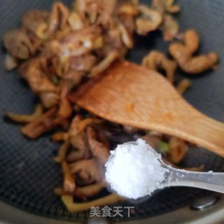 红油榨菜炒大肠的做法步骤：8