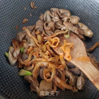 红油榨菜炒大肠的做法步骤：7