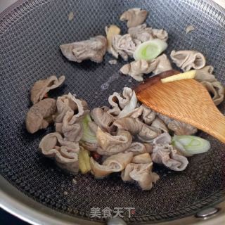 红油榨菜炒大肠的做法步骤：5