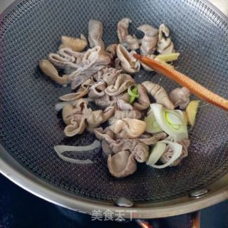 红油榨菜炒大肠的做法步骤：4