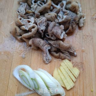 红油榨菜炒大肠的做法步骤：2