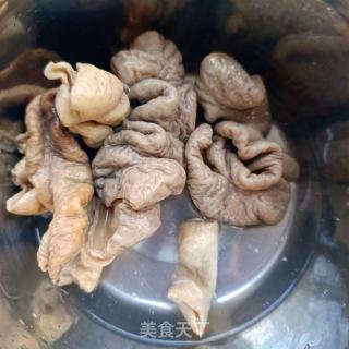 红油榨菜炒大肠的做法步骤：1