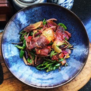 洋葱青椒炒腊肉的做法步骤：11