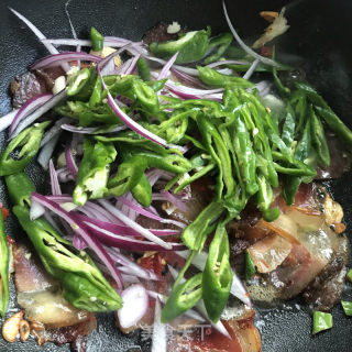 洋葱青椒炒腊肉的做法步骤：8