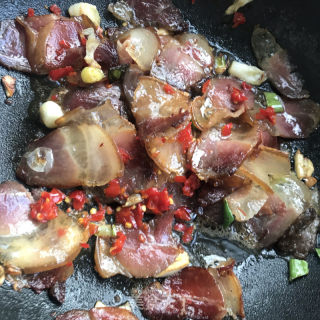 洋葱青椒炒腊肉的做法步骤：7