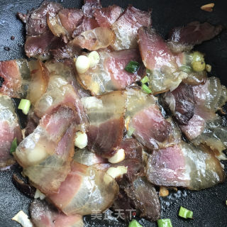 洋葱青椒炒腊肉的做法步骤：6