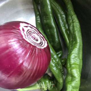 洋葱青椒炒腊肉的做法步骤：2