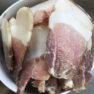洋葱青椒炒腊肉的做法步骤：1