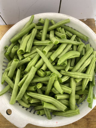 猪肉土豆炖豆角的做法步骤：1