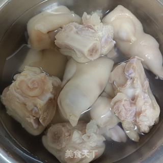 花生烧猪蹄的做法步骤：2