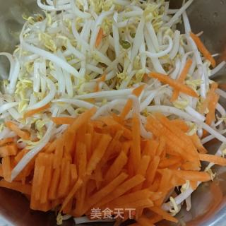 胡箩卜炒豆芽的做法步骤：2