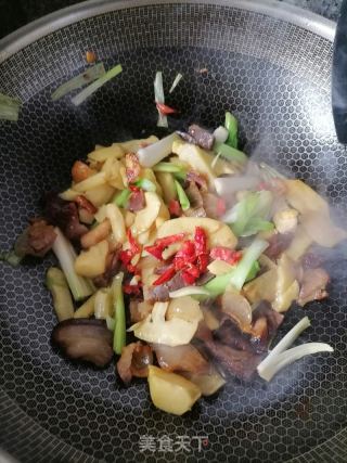 冬笋炒腊肉的做法步骤：4