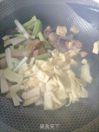 冬笋炒腊肉的做法步骤：3