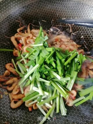 韭菜炒河虾的做法步骤：5