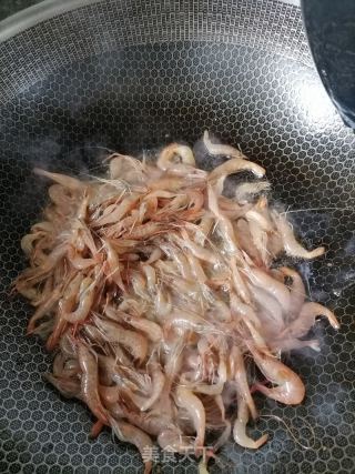 韭菜炒河虾的做法步骤：3