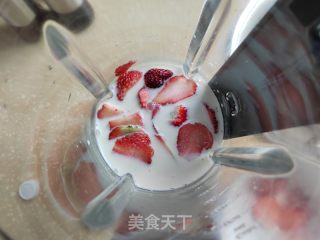 【春日饮品】草莓奶昔的做法步骤：2
